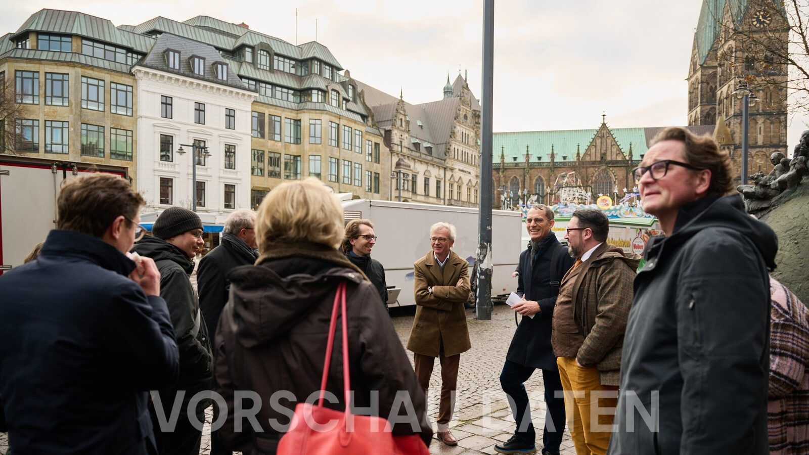 Eine Gruppe von Menschen auf dem Bremer Marktplatz