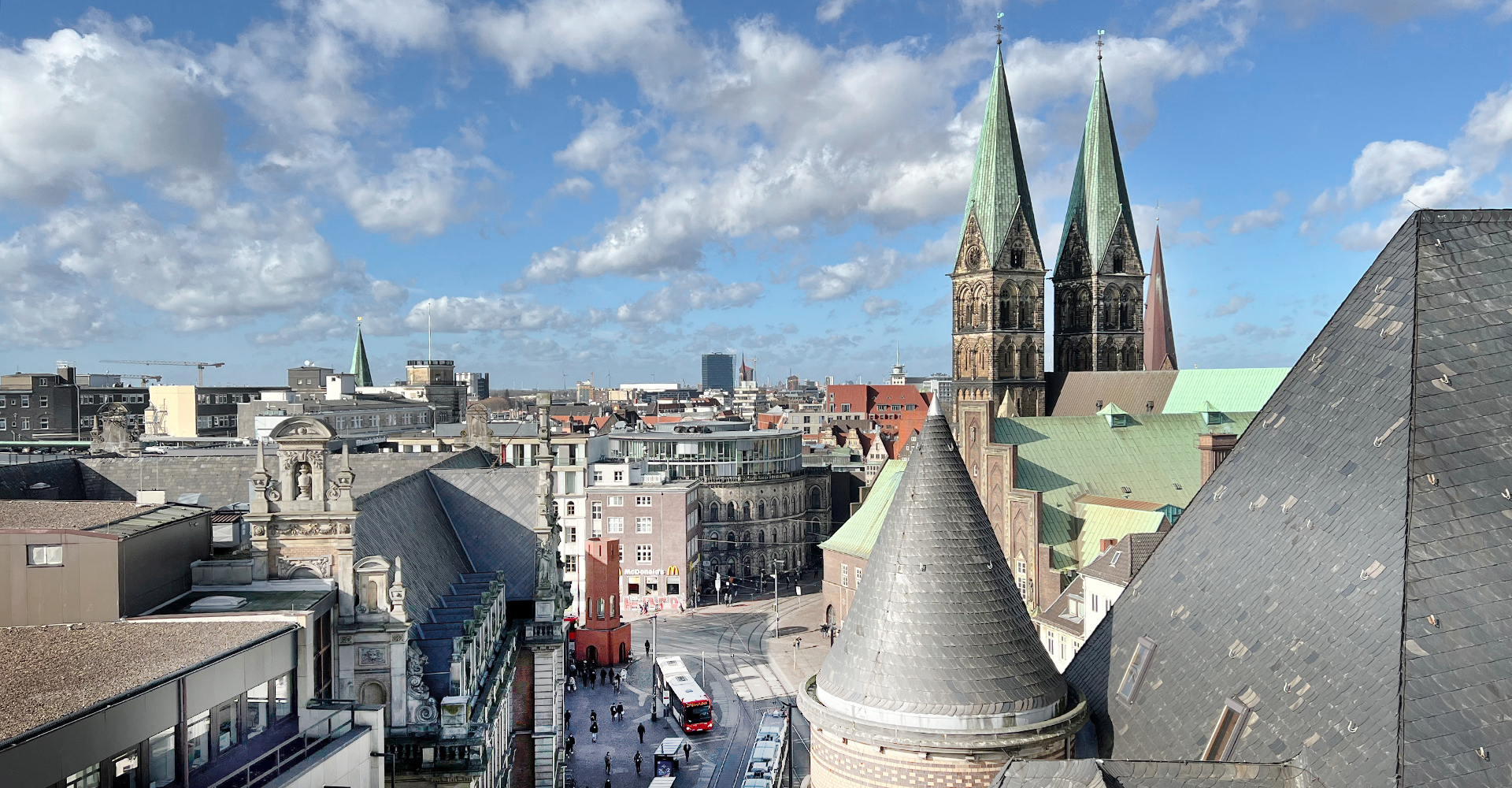 Aufnahme von den Dächern der Bremer Innenstadt mit Blick auf die Domsheide